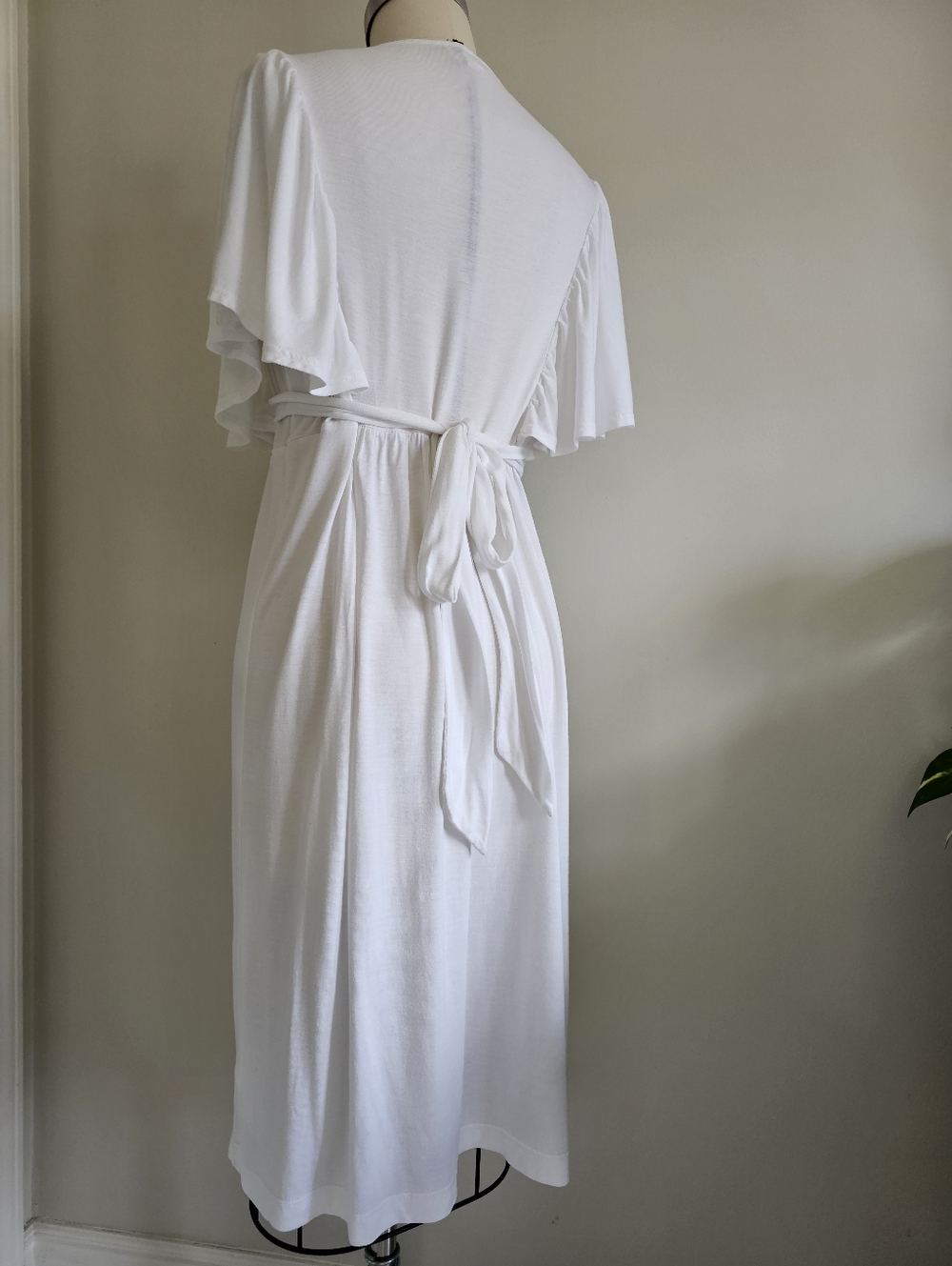 H&M white lace trimmed stretch jersey dress with flutter sleeves - Picture 7 of 16